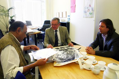 Prof. Dr. Kumar (left) donating rare photographs & books by Lohia to Humboldt University, 06/2010. photo of Prof. Dr. Kumar donating Lohia material