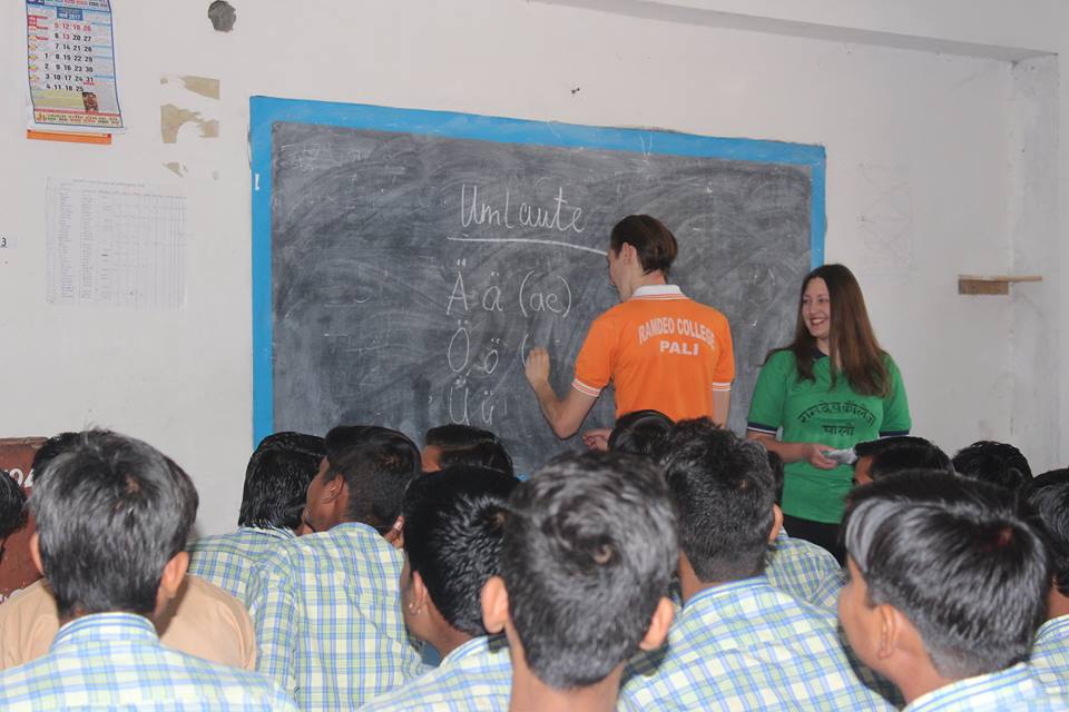 Cultural Bridge Teilnehmer geben Deutschunterricht an einer öffentlichen Schule.jpg