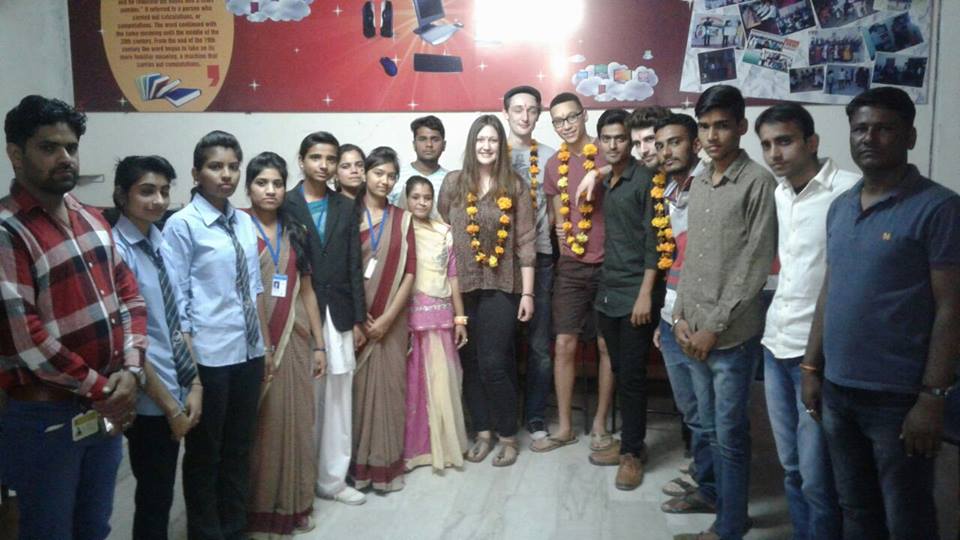 Das Cultural bridge Team wird von Studenten des Ramdeo College empfangen.jpg