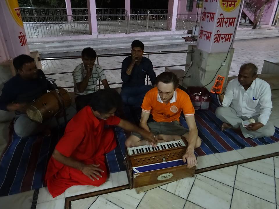 Kunststudent Alex hatte die Möglichkeit mit einem Priester in einem Tempel Musik zu spielen.jpg