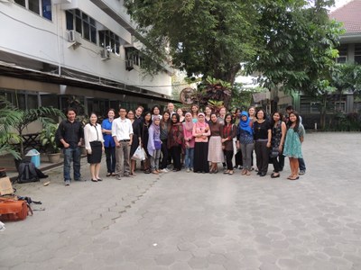 Summer school participants and lecturers on the final day of the program