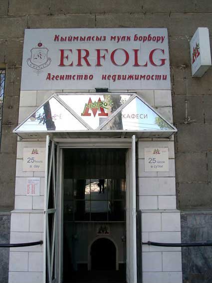 Eingang zu einem Immobilienmaklerbüro in Bischkek