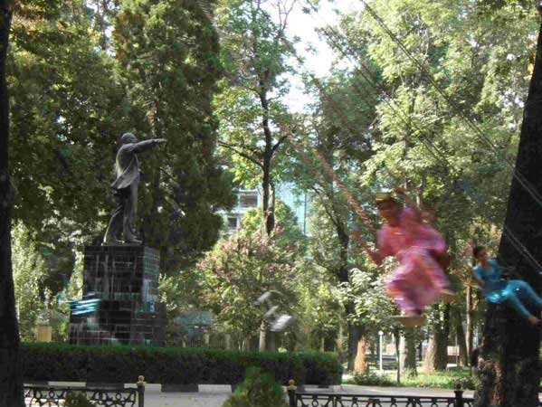 Kinderkarusell und Lenindenkmal