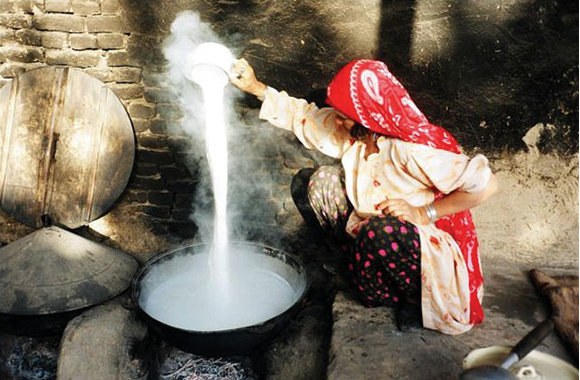 Wenn der kalte Morgen über den Pamir gekrochen ist, wärmt am Besten ein großer Becher Milchtee mit Salz Wenn der kalte Morgen über den Pamir gekrochen ist, wärmt am Besten ein großer Becher Milchtee mit Salz