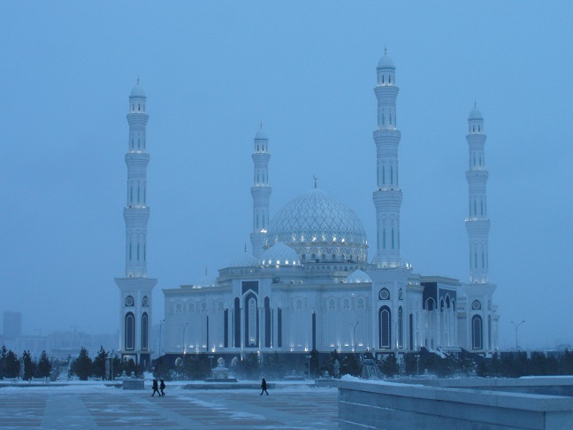 Die Hazret Sultan-Moschee im winterlichen Abendlicht 