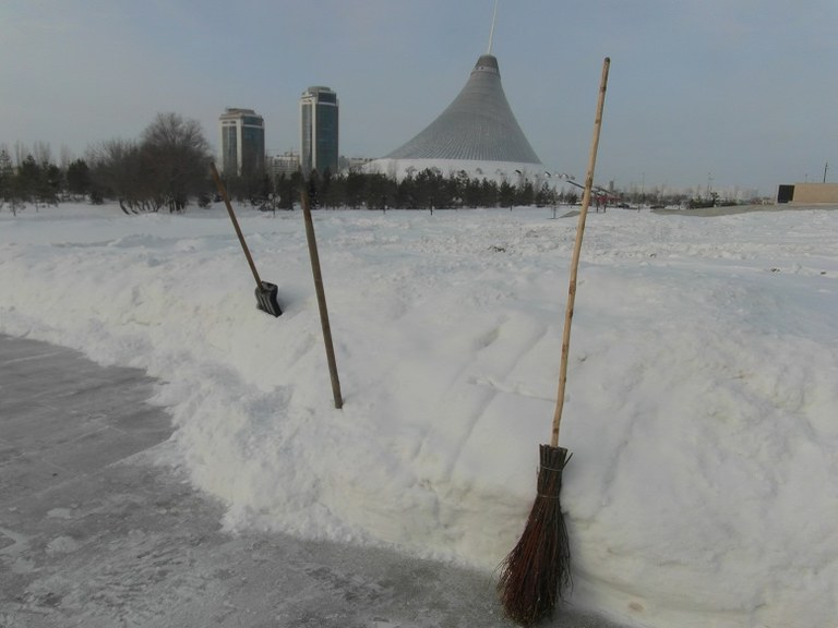 Winterdienst an Norman Fosters Einkaufs- und Unterhaltungszentrum “Khan Shatyr“