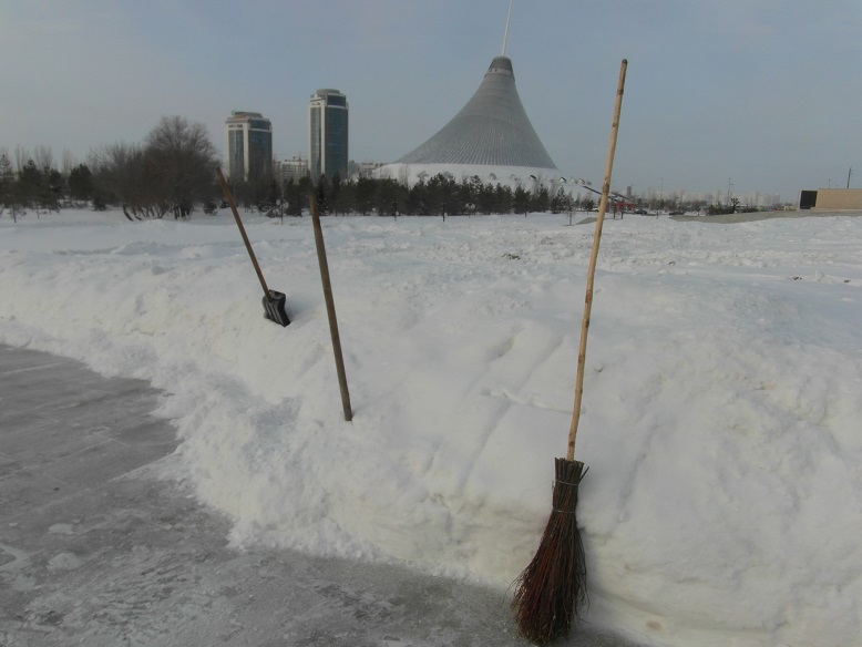 Winterdienst an Norman Fosters Einkaufs- und Unterhaltungszentrum “Khan Shatyr“
