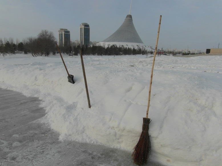 Winterdienst an Norman Fosters Einkaufs- und Unterhaltungszentrum “Khan Shatyr“