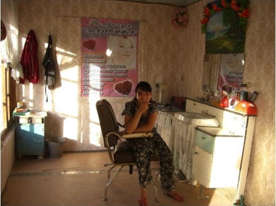 Friseuse in ihrem Salon