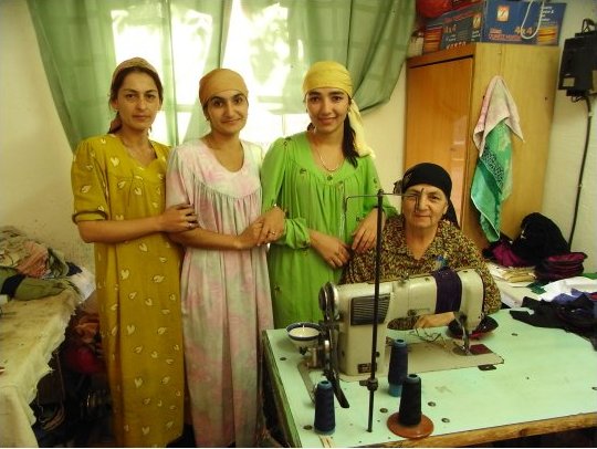 Die Näherinnenbrigade des Modeateliers 'Dilorom' im Viertel Sari Osiyob