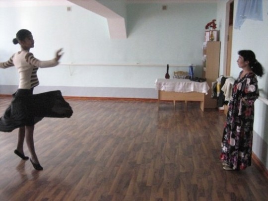 Tanzunterricht im College für Kunst in Samarkand
