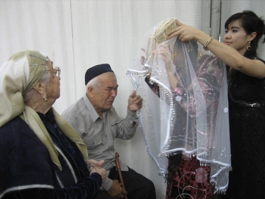 'Chalar' - Kurz nach der Hochzeit wird die Braut zeremoniell in ihr Elternhaus eingeladen