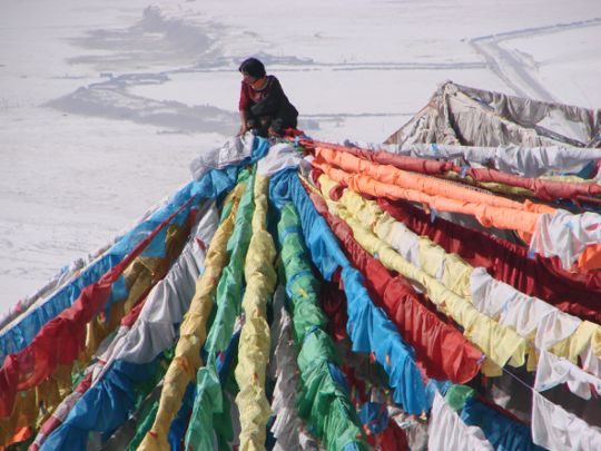 Für den 'Losar'-Feiertag werden neue Kleidung hergestellt und die Gebetsfahnen der Familie erneuert