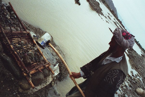 Goldwäscher am Taluqan-Fluss