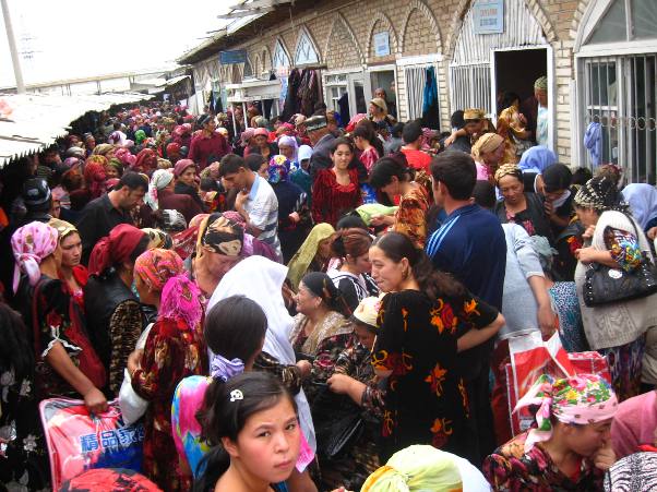 Uzbekisch-buntes Markttreiben