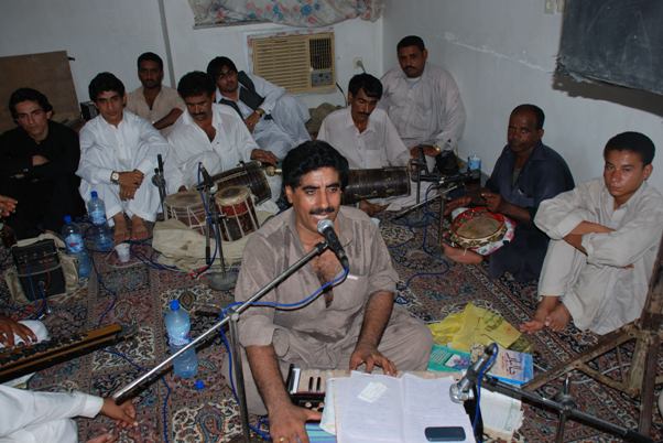 Der berühmte Sänger Aref Baloch auf einer Hochzeit in Chabahar