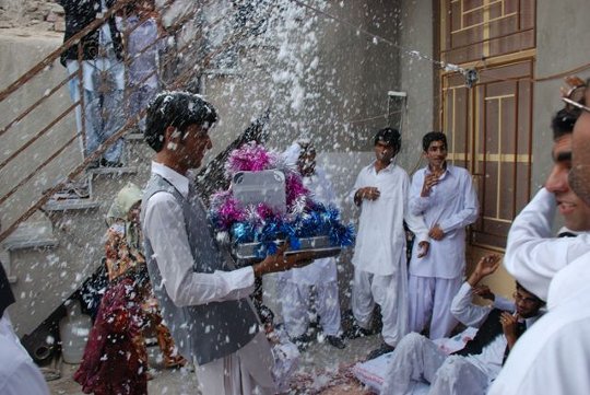 Glücksschnee auf einer belutschischen Hochzeit im Spätsommer
