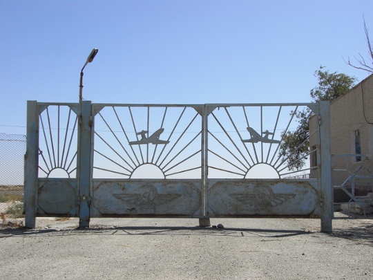 Eingangstor zum aufgegebenen Flughafen der ehemaligen Aralsee-Hafenstadt Muinak