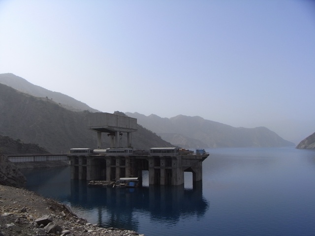 Norak-Staudamm mit Ablaufanlage