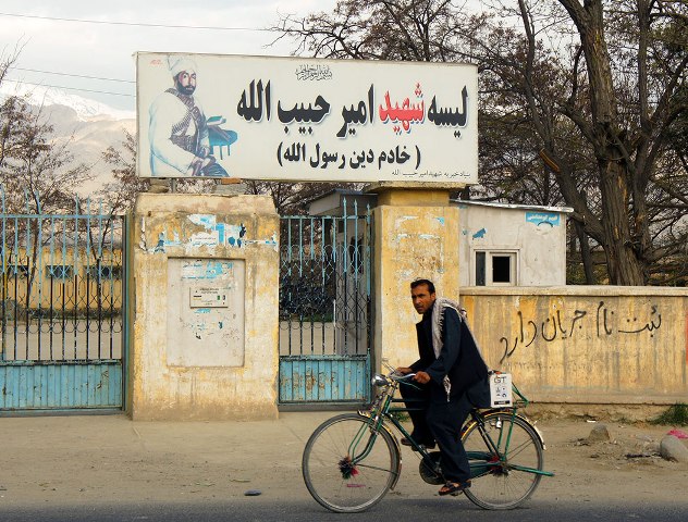 Als Bache-ye saqau 'Sohn des Wasserträgers' verspottet