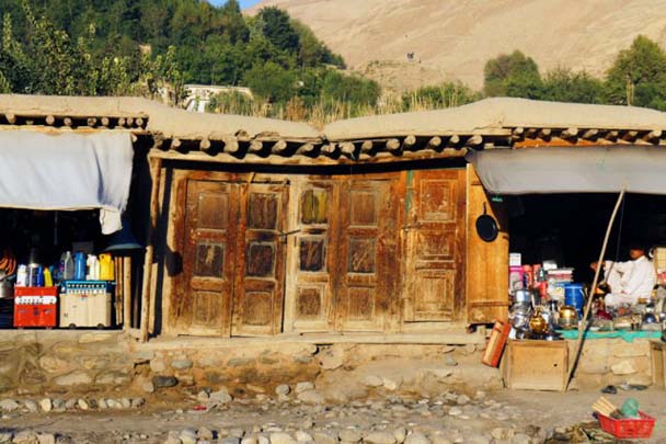 Ladentüren auf dem Basar von Faisabad