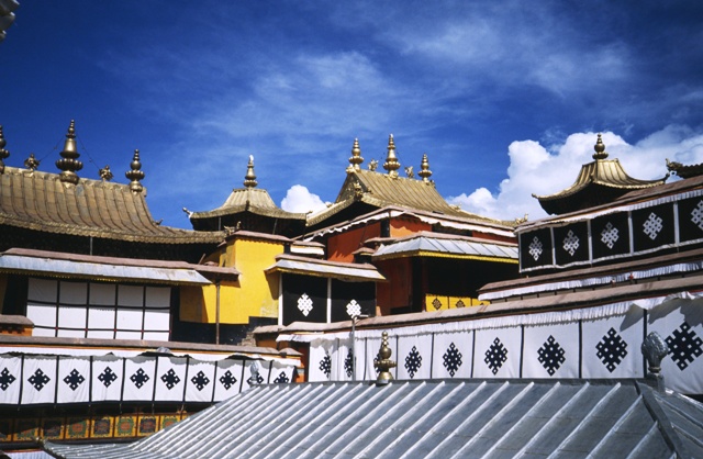 Dächer des Jokhang-Tempels in Lhasa