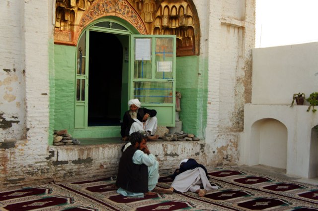 Mittagsruhe vor einer Moschee