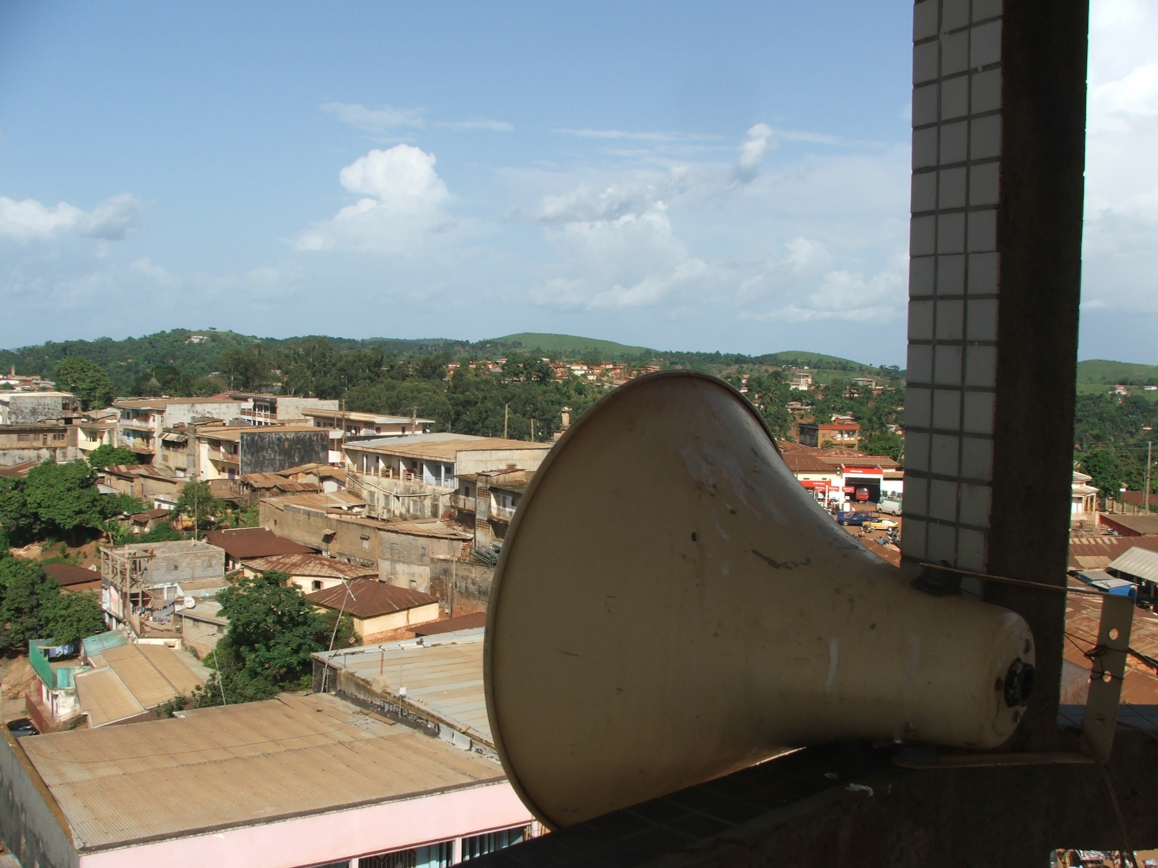 3. minarett foumban mit lautsprecher (Copyright Karin Gäbel)